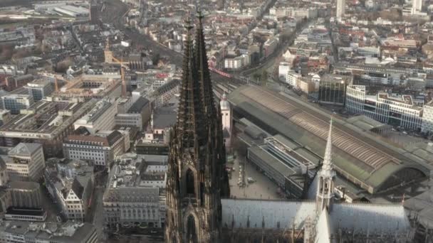 AEREO: Bella Cattedrale di Colonia in bella luce del sole nebbiosa — Video Stock