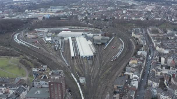 AERIAL: Ponad Kolonia Rail Way system kolejowy z jazdy pociągiem w Chmurny dzień — Wideo stockowe