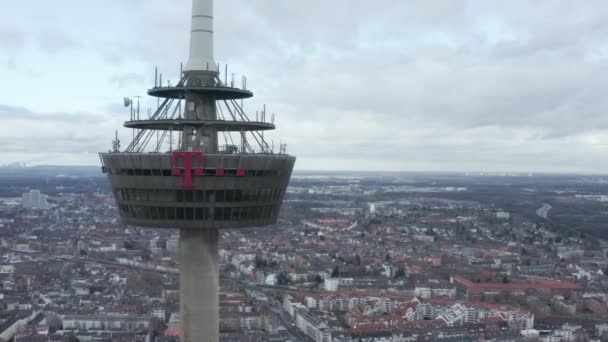 AERIAL: Zbliżenie wieży telewizyjnej w Kolonii w Dniu Chmury — Wideo stockowe