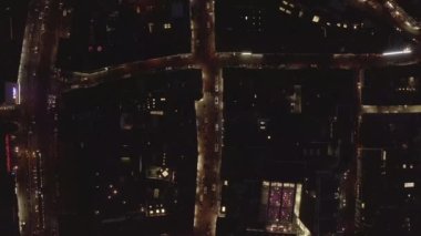 Gece Işıkları ve Trafik, Köln, Almanya 'nın Yavaş Tepeden Çekimi 