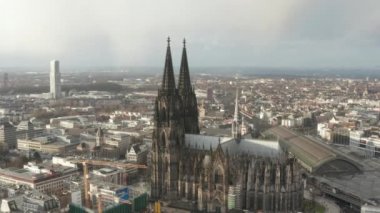 Güzel Köln Katedrali 'nin etrafında güzel, puslu güneş ışığı altında Merkez Tren İstasyonu ile daireler çiziyor. 