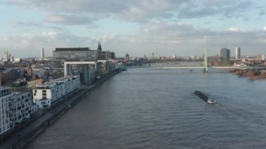 Köln 'deki Ren Nehri' ni Fütürist Kranhaus 'la, Crane House Apartmanları' yla, Güneş Işığı 'ndaki Ofis Binaları' yla izleyin. 