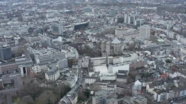 Almanya 'daki Köln şehrinin üzerinden uçuyor. 