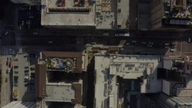 Los Angeles sokaklarına kuşbakışı bakış açısı, arabalarla California, trafik ve çatılar, havuzlar, gün ışığı. 