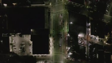 Hollywood Los Angeles 'ta, Wilshire Bulvarı' nda, gece vakti Parlayan Sokaklar ve Şehir Trafik Işıkları ile tepemizde. 