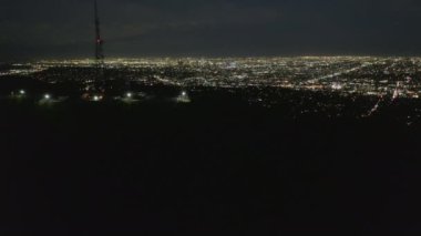 Los Angeles City Lights 'la Lee Dağı ve Hollywood Tabelasının üzerinden muhteşem bir uçuş. 
