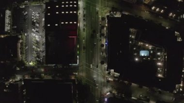 Hollywood Los Angeles 'ta, Wilshire Bulvarı' nda, gece vakti Parlayan Sokaklar ve Şehir Trafik Işıkları ile tepemizde. 