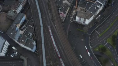 Bulutlu bir günde trenle Köln Demiryolu Tren Sisteminde 