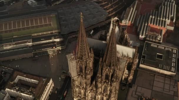AERIAL: Close Up Overhead Tiro de Colônia Catedral duas torres marrons em bela luz solar — Vídeo de Stock