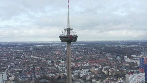 AERIAL: Szerokie ujęcie Wieży Telewizyjnej Kolonii w Dniu Chmury — Wideo stockowe