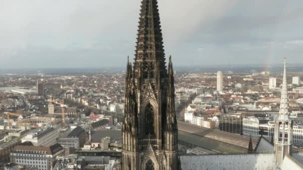 AERIAL: Close-up van de kathedraal van Keulen twee bruine torens in prachtig zonlicht — Stockvideo