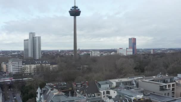 AERIAL: Low Shot sobre la ciudad alemana de Colonia con vista a la torre de televisión en el día nublado — Vídeo de stock