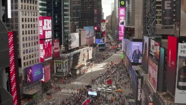 AERIAL: Vôo de close-up sobre o coração de Times Square de Nova York em Daylight com multidão de pessoas e tráfego de carros pesados — Vídeo de Stock