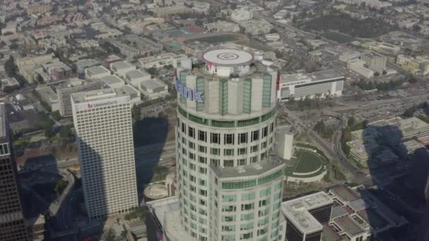 AERIAL: Közelkép a US Bank Tower, felhőkarcoló Los Angeles, Kalifornia, napfény — Stock videók