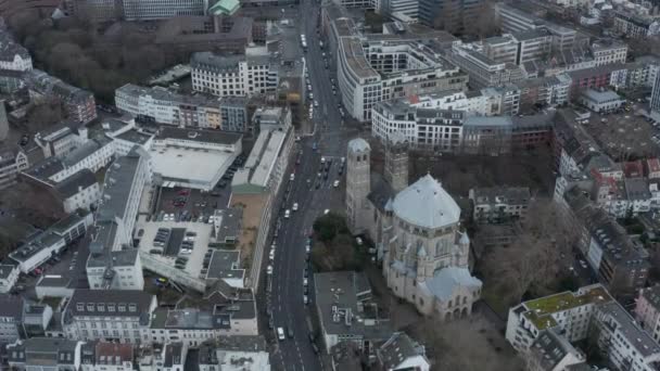 AERIAL: Slow Overhead Shot van Keulen City Central met kerk in Duitsland — Stockvideo