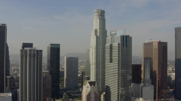 AERIAL: Hacia el rascacielos US Bank en el centro de Los Ángeles, California con hermosa luz del sol, cielo azul , — Vídeos de Stock
