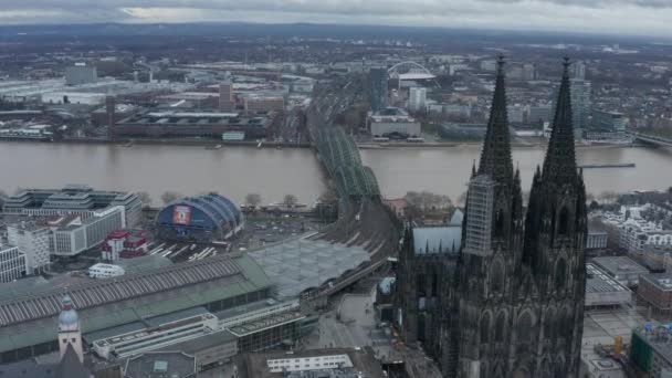 AERIAL: Wide Shot of Cologne Alemania desde el aire con la majestuosa Catedral en el día nublado — Vídeos de Stock