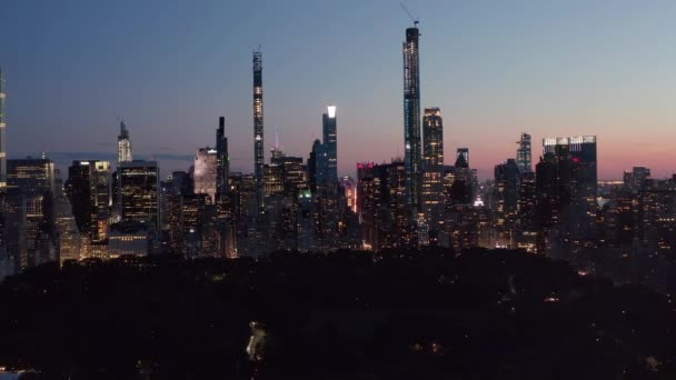 AEREO: Ampia vista di Manhattan Skyline di notte con lampeggianti luci della città e nuovi grattacieli a New York City a Central Park — Video Stock