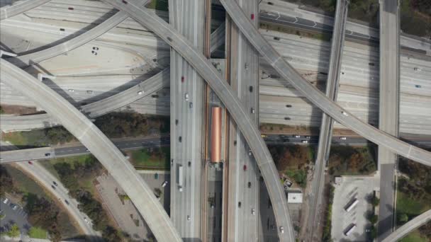 AERIAL: Spectaculaire Overhead volgen schot van rechter Pregerson Highway tonen meerdere Wegen, Bruggen, Viaducten met weinig autoverkeer in Los Angeles, Californië op mooie zonnige dag — Stockvideo