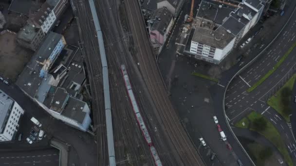 AEREO: Sopra il sistema ferroviario di Colonia Rail Way con il treno che guida il giorno nuvoloso — Video Stock