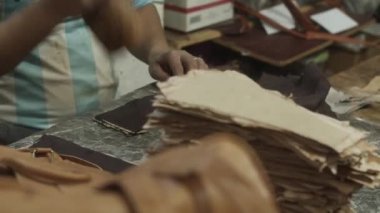 Deri ve eski aletlerle çalışan bir adam, 