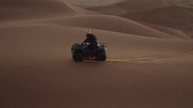 SAHARA DÜNYA 'DA GÜNEŞ İŞLERİNDE ATV DÜDÜŞÜNÜ 