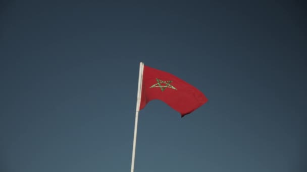 BANDERA DE MARRUECOS ondeando EN VIENTO EL HERMOSO DÍA DE VERANO CON EL CIELO AZUL — Vídeos de Stock