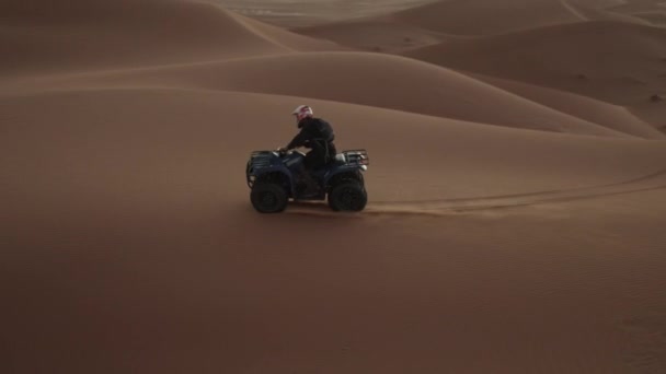 ATV QUAD CONDUCIENDO DUNE EN EL DESERT DE SAHARA A LA LUZ DEL SUNSET — Vídeos de Stock