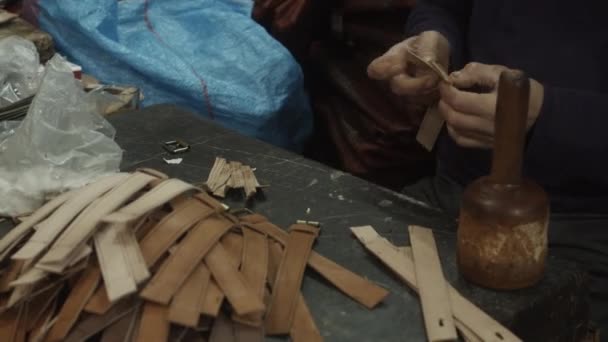 L'HOMME PRODUCTEUR DE CEINTURE EN CUIR AVEC DE VIEUX OUTILS ET PAS DE MACHINES DANS LA VIEURE VILLE VILLE DU MAROC — Video