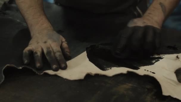 FERMETURE DE QUELQU'UN COLORANT TRADITIONNELLEMENT LA PRODUCTION DE LEATHER OLD — Video