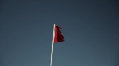 Fas 'ın bayrağı, güzel bir yaz gününde mavi gökyüzüyle rüzgarda dalgalanır. 