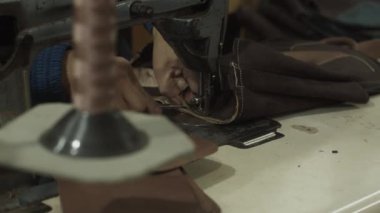 MoroCCO 'nun eski kasabasında, FABRIC Story' de Yüzük Dikiş Dikme üzerine Çalışan Adam 