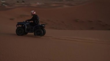 SAHARA DÜNYA 'DA GÜNEŞ İŞLERİNDE ATV DÜDÜŞÜNÜ 