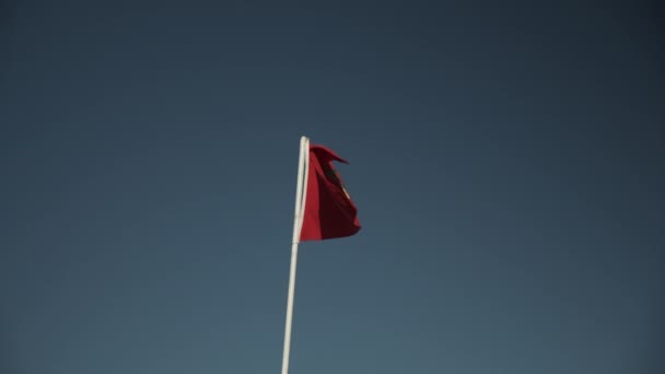 SLOW MOTION: FLAG OF MOROCCO WAVING IN WIND ON BEAUTIFUL SUMMER DAY WITH BLUE SKY — Stock Video
