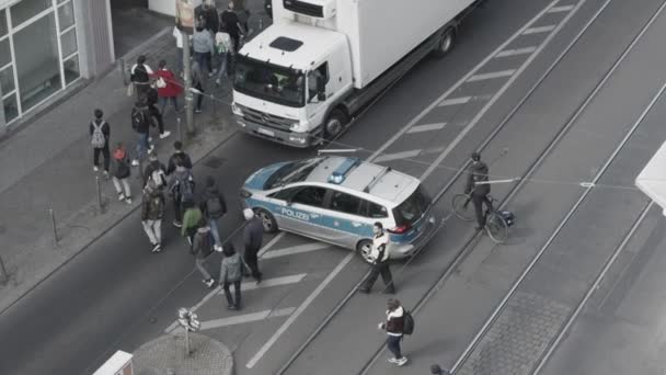 Zeitlupe: Polizeiblockade auf viel befahrener Straße und Menschentraube beim Überqueren der Straße am sonnigen Tag in Berlin Deutsche Taxifahrer protestieren gegen Uber — Stockvideo