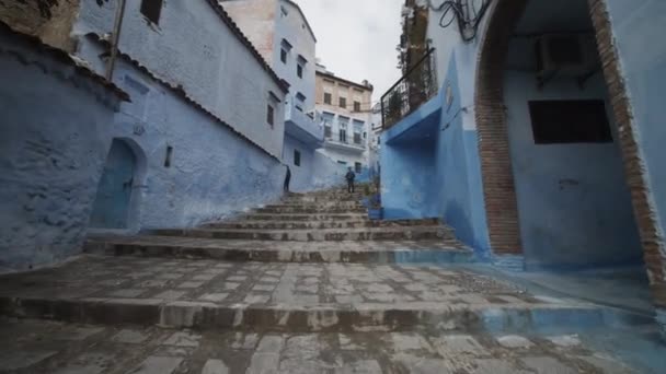 VÄXTIFUL BLUE CITY, CHEFCHAOUEN STAIRWAY I MOROCCO — Stockvideo