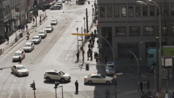 Slow Motion: Ocupada intersección con taxis amarillos, taxis conduciendo a través de la policía en un día soleado en Berlín Alemania Los taxistas alemanes protestan contra Uber — Vídeos de Stock