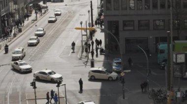 Berlin 'de güneşli bir günde taksiler, sarı taksilerle dolu bir kavşakta Alman taksi şoförleri Uber' e karşı protesto gösterisi düzenliyor.