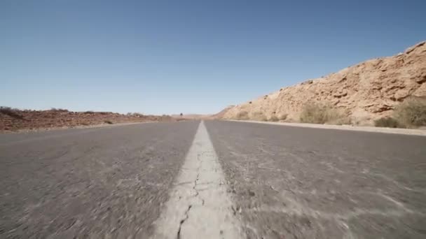 뉴욕 주에 있는 사막에서 지구를 횡단하는 많은 사람들의 비행 — 비디오