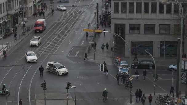 Slow Motion: Zajęte skrzyżowanie z żółtymi taksówkami, taksówki jadące korytem z policją w słoneczny dzień w Berlinie Niemcy Niemieccy taksówkarze protestują przeciwko Uberowi — Wideo stockowe