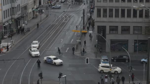 Timelape av upptagen korsning med gula hytter, taxi kör tråg med polisen på molnig dag i Berlin Tyskland tyska taxichaufförer protesterar mot Uber — Stockvideo