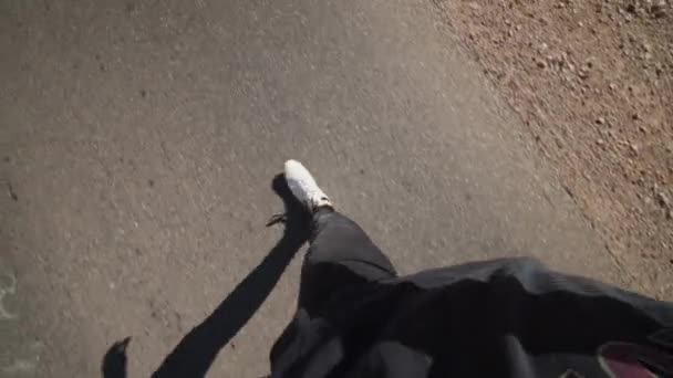 PRIMERA PERSONA Punto de vista del tipo que camina por el camino del desierto con las tetas negras y los zapatos blancos — Vídeos de Stock