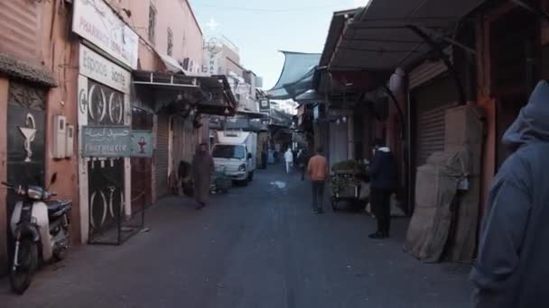 RYNEK TYPYCZNY STREET W MARAKECH, MORROCO, LUDZIE PRACY I WALOWANIE STREETÓW — Wideo stockowe