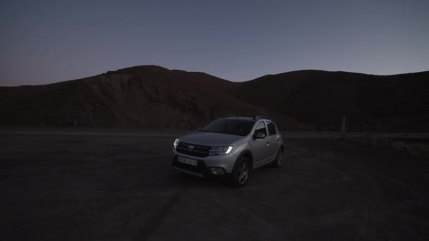 Silver SUV αυτοκίνητο οδήγηση πάνω από DIRT σε MOUNTAINS νωρίς το πρωί — Αρχείο Βίντεο
