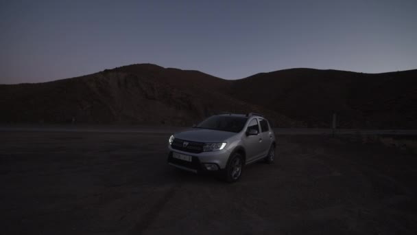 SILVER SUV CAR DRIVING Over DIRT IN MOUNTAINS IN EARLY MORNING HOURS — Vídeo de Stock