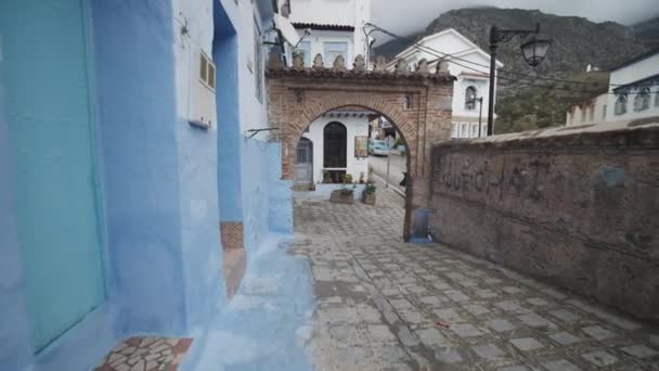 HERMOSO ARCHWAY, PUERTA EN CHEFCHAOUEN BLUE CITY STREET EN MARRUECOS — Vídeos de Stock