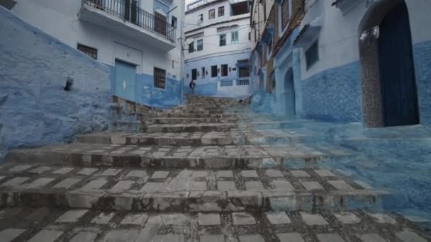 BEAUTIFUL BLUE CITY, CHEFCHAOUEN STAIRWAY IN MOROCCO — Stock Video