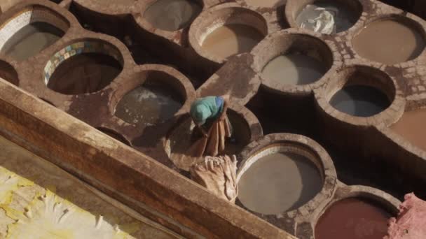 SLOW MOTION: ΠΡΟΣΟΧΗ ΑΝΔΡΩΝ στέκεται στο νερό χρωματισμός δέρματος με παραδοσιακό τρόπο στην παλιά πόλη της Φεζ, MOROCCO — Αρχείο Βίντεο
