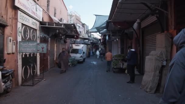 LÅNGSAMLING: TYPISK MARKNADSTREN I MARRAKECH, MORROCO, PEOPLE WORKING OCH WALKING TROUGH — Stockvideo