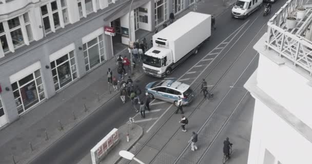 Slow Motion: Roadblock da polícia na rua movimentada e grupo de pessoas cruzando a estrada no dia ensolarado em Berlim Alemanha Os motoristas de táxi alemães protestam contra a Uber — Vídeo de Stock